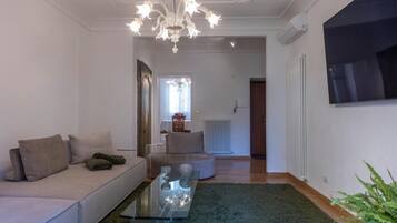 Luxury-Apartment, Balkon, Stadtblick | Wohnbereich