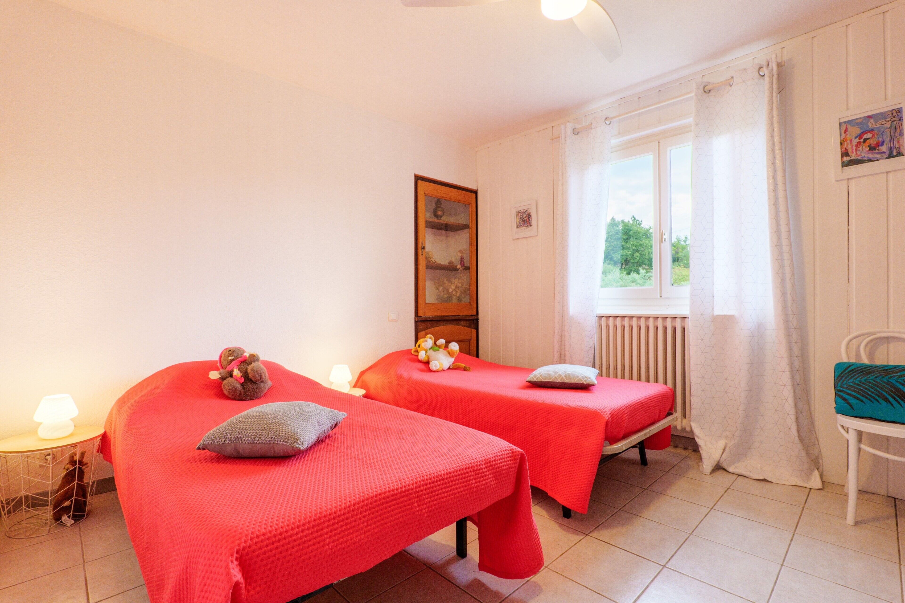3 chambres, fer et planche à repasser, Wi-Fi, draps fournis