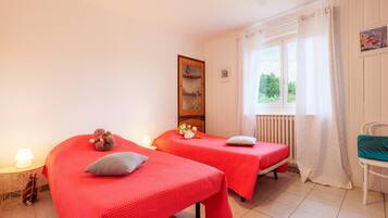3 chambres, fer et planche à repasser, Wi-Fi, draps fournis