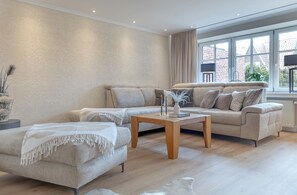 Living area - Light-flooded DHH, 120m², renovated 5/26, close to the center, garden, quiet location (Sylt)