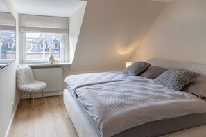Iron/ironing board, Internet, bed sheets - Light-flooded DHH, 120m², renovated 5/26, close to the center, garden, quiet location (Sylt)