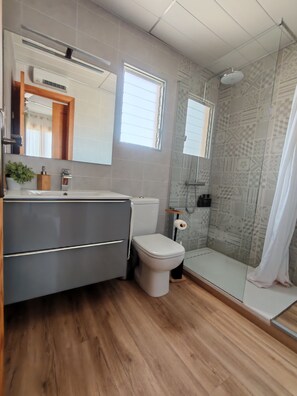 Hair dryer, towels, soap, toilet paper - Costamar, bungalow familiar con terrazas y piscina a 5 minutos de la playa (Los Arenales del Sol)