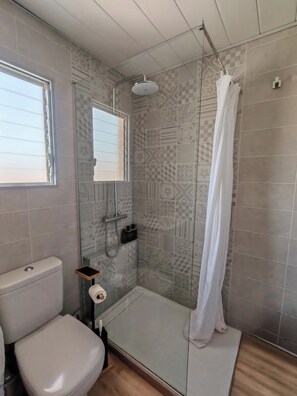 ヘアドライヤー、タオル、石鹸、トイレットペーパー