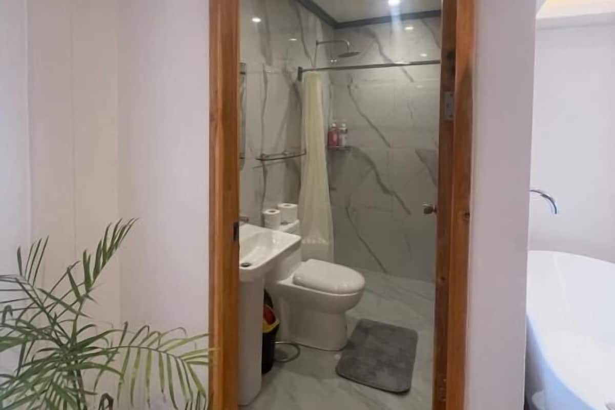 Family Twin Room with Beach Front | Phòng tắm | Khăn tắm