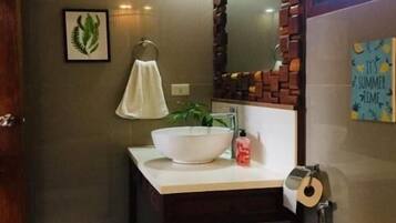 Ein Badezimmer mit Toilette, Waschbecken und Spiegel.