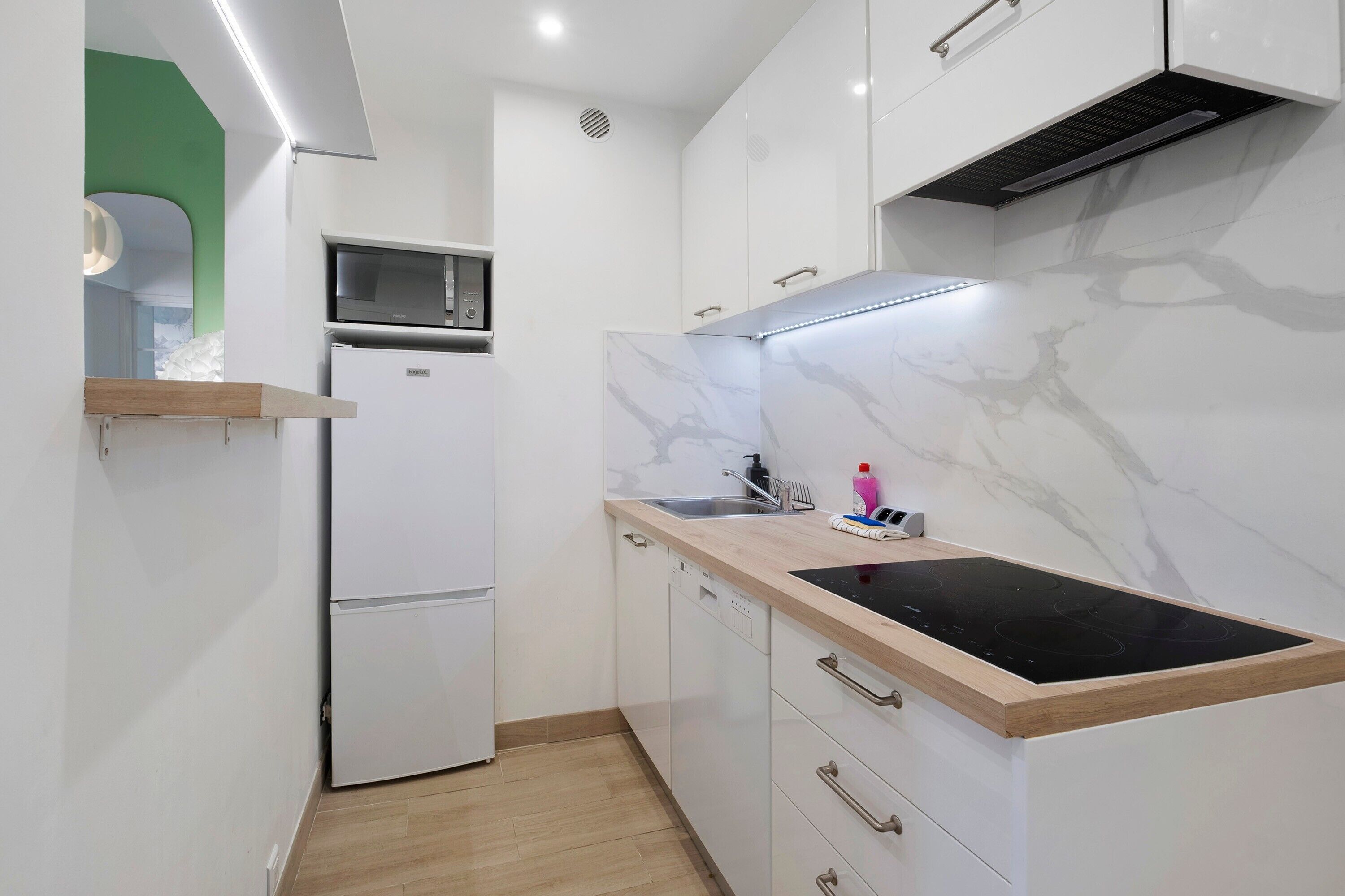 Réfrigérateur, micro-ondes, plaque de cuisson, lave-vaisselle