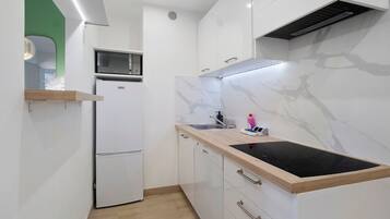 Réfrigérateur, micro-ondes, plaque de cuisson, lave-vaisselle