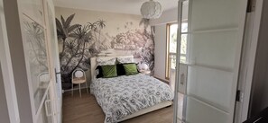 Iron/ironing board, WiFi, bed sheets - Apartment 'Nice Cimiez-Private Park and Arenas' with Private Terrace, Wi-Fi and Air Conditioning (Nice)