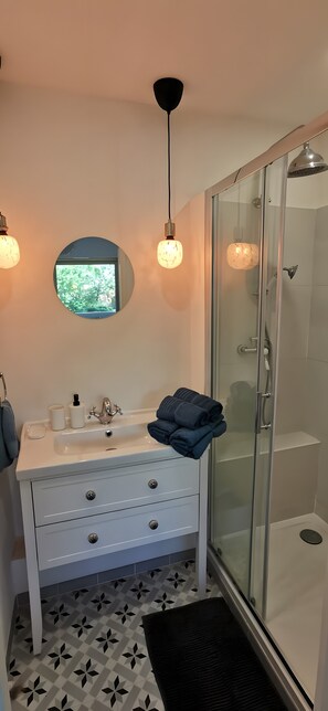 Shower, hair dryer, towels - Apartment 'Nice Cimiez-Private Park and Arenas' with Private Terrace, Wi-Fi and Air Conditioning (Nice)