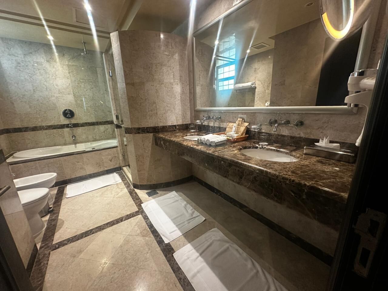 Combined shower/tub, rainfall showerhead, free toiletries, hair dryer
