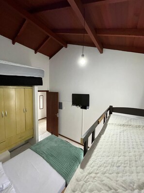 Iron/ironing board, free WiFi, bed sheets - Two-story house 220m from Mariscal Beach (Bombinhas)