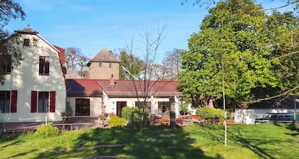 Bungalow with lake view & fenced garden - quiet & private