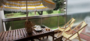 Outdoor dining - Cosy Apartment in Antibes—Shared Pool, Wi-Fi, Air Conditioning (Antibes)