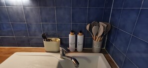 Shower, hair dryer, towels - Cosy Apartment in Antibes—Shared Pool, Wi-Fi, Air Conditioning (Antibes)