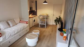 Iron/ironing board, WiFi, bed sheets