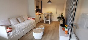 Iron/ironing board, WiFi, bed sheets - Cosy Apartment in Antibes—Shared Pool, Wi-Fi, Air Conditioning (Antibes)