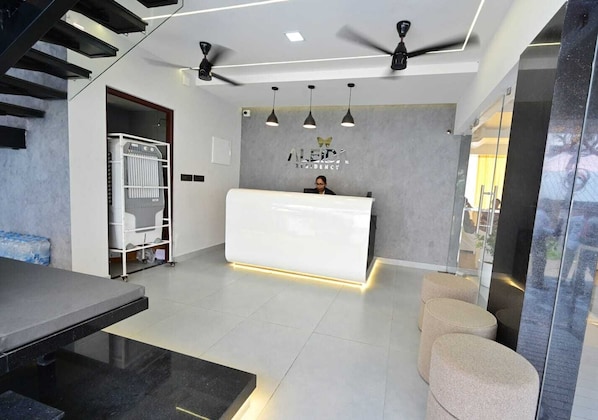 Deluxe Room | Lobby