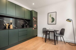Fridge, microwave, oven, stovetop - Modern & Bright 1 Bed Flat in Central Sheffield (Sheffield)
