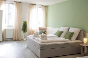3 chambres, bureau, Wi-Fi gratuit, draps fournis