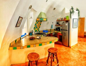 Signature Studio Suite, Garden View | Dapur peribadi | Pembancuh kopi/teh, cerek elektrik 