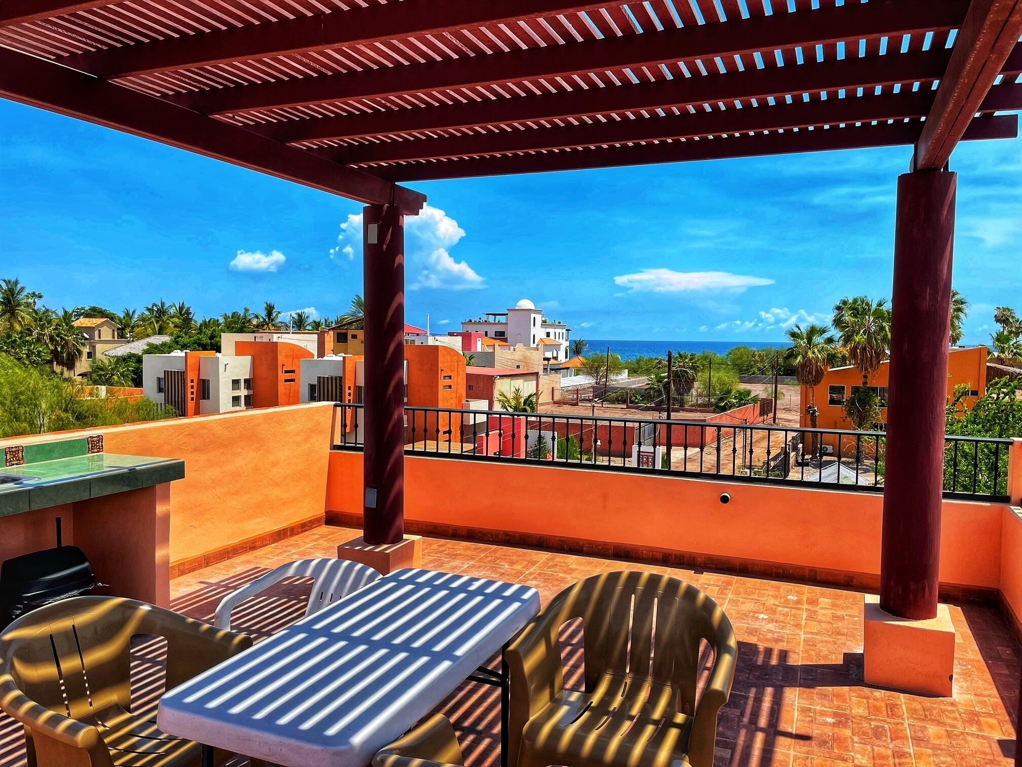 Departamento familiar, acceso a la alberca, vista al océano | Terraza o patio