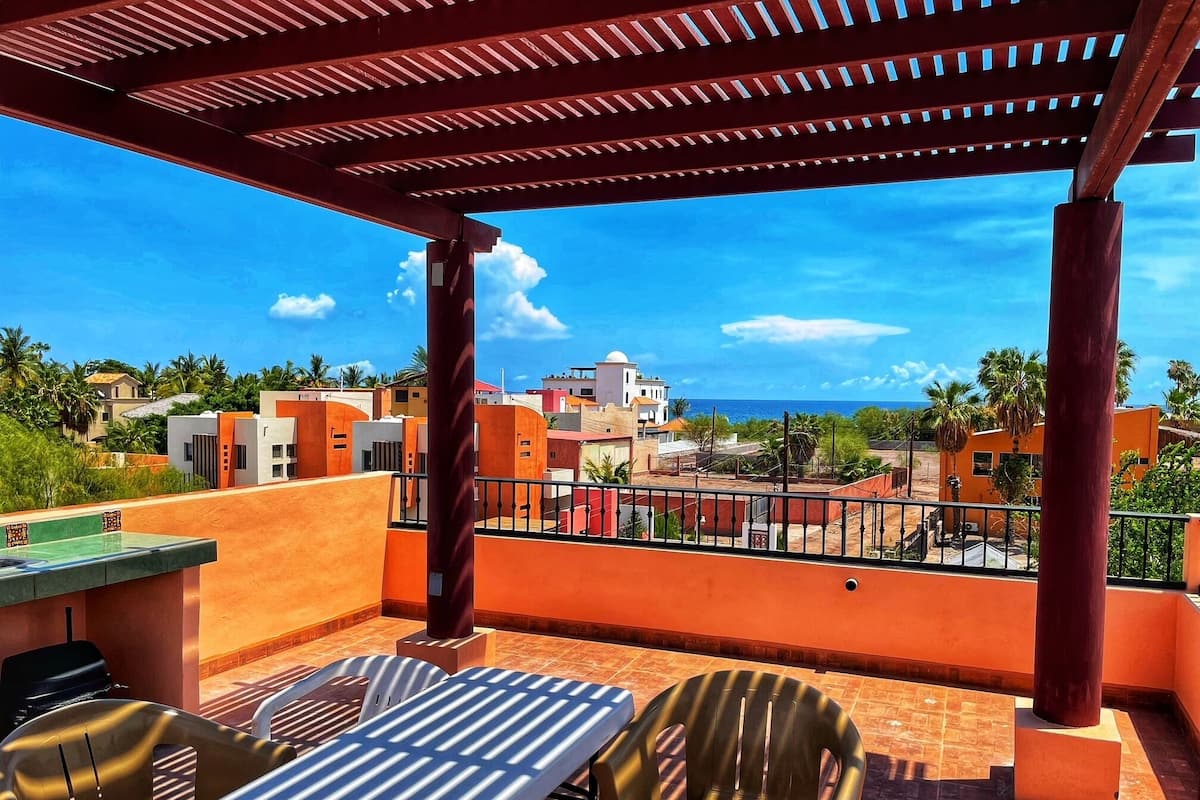 Departamento familiar, acceso a la alberca, vista al océano | Terraza o patio