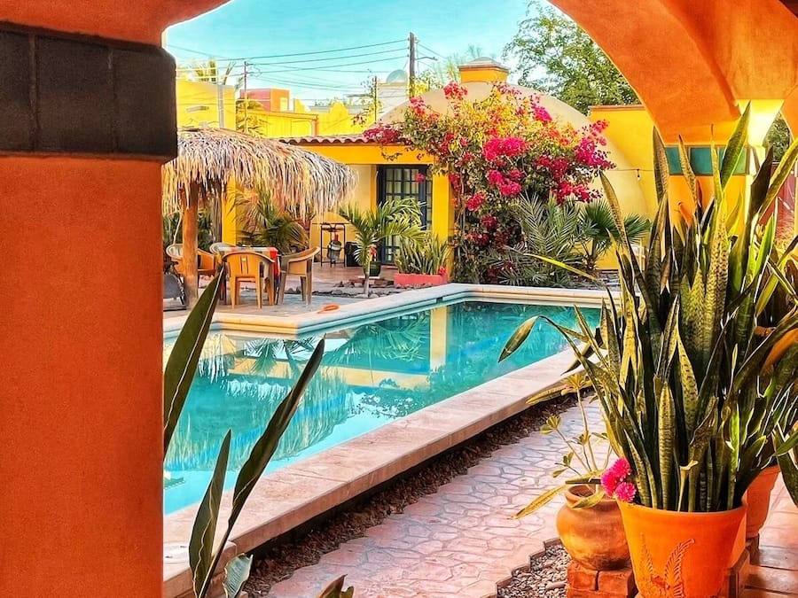 Una piscina al aire libre, sombrillas, tumbonas