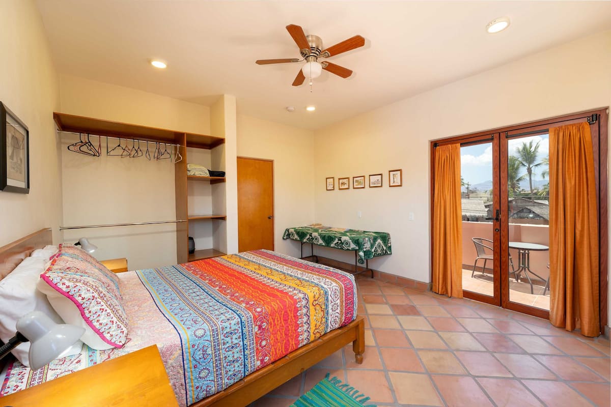 Suite estudio Confort, vista a la montaña, mezzanine | Tabla de planchar con plancha, wifi gratis y ropa de cama