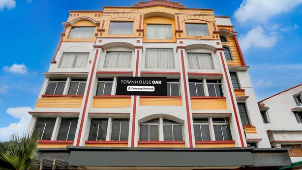 A multi-story building with a sign reading 'TOWNHOUSE OAK Company-Serviced.' - Super Townhouse Oak Dhanbad (Dhanbad)