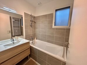 Shower, hair dryer, towels, toilet paper - Villa Rosa By Avecoeur (Sainte-Maxime)