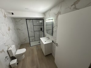 Shower, hair dryer, towels - ManuelHouse – Modern Two-Story Home in Vila Nova de Gaia (Vila Nova de Gaia)