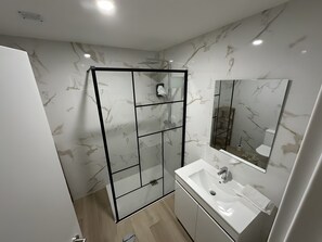 Douche, sèche-cheveux, serviettes fournies