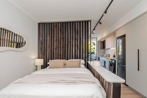 Tabla de planchar con plancha, internet y ropa de cama 