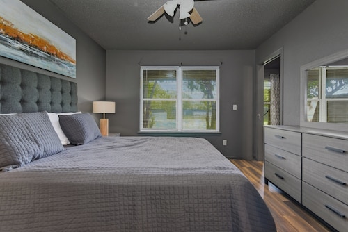 The Red Door on 66th - 3BR/2BA Duplex