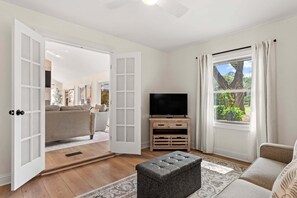 Smart-TV, Kamin, Arbeitsbereiche