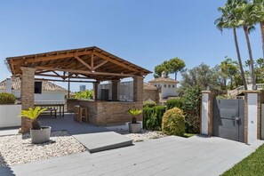 Outdoor dining - Vrbo Property (Marbella)