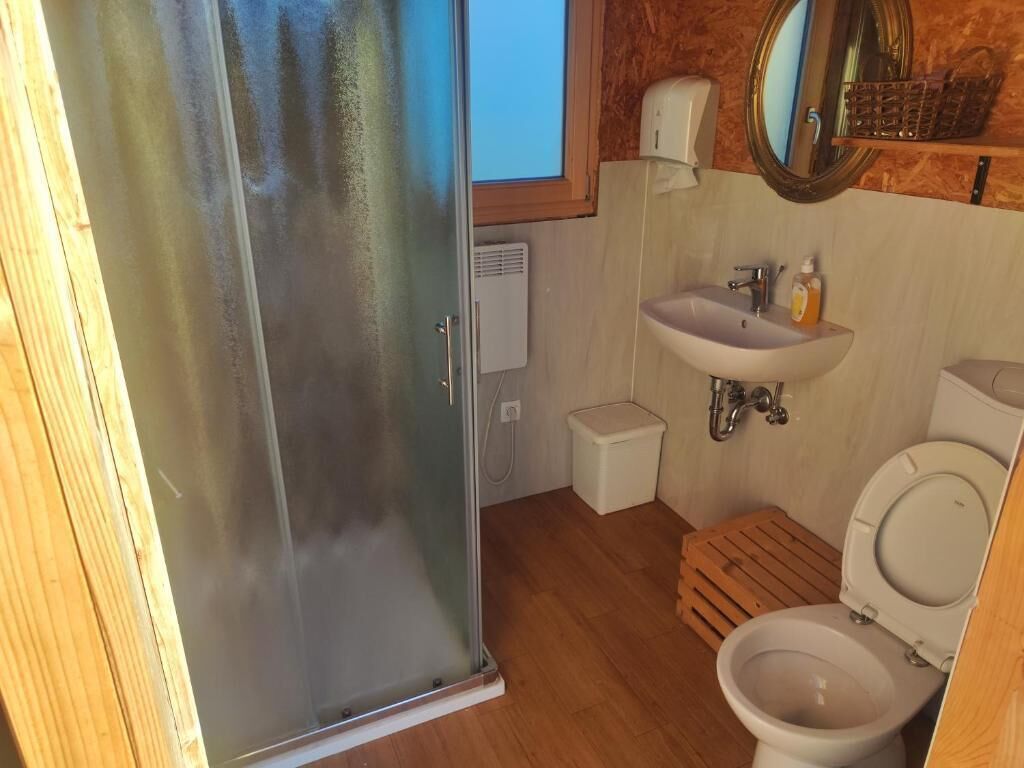 Deluxe-hytte - terrasse - bjergudsigt | Badeværelse | Bruser, gratis toiletartikler, hårtørrer, håndklæder