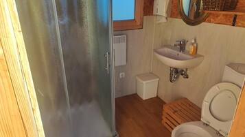 Deluxe Cabin, Patio, Mountain View | Bathroom | Shower, free toiletries, hair dryer, towels
