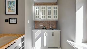 Deluxe Apartment, Garden View | Private kitchen