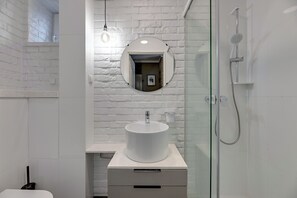 Deluxe Apartment, Garden View | Bathroom - Entry z ogrodem by Grand Apartments  (Sopot)