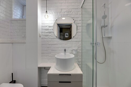 Entry z ogrodem by Grand Apartments 