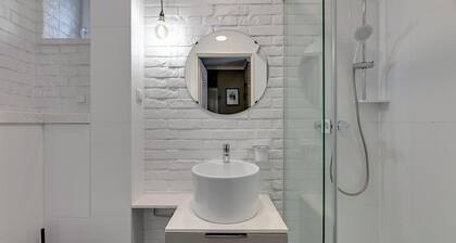 Entry z ogrodem by Grand Apartments
