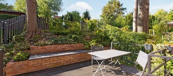 Entry z ogrodem by Grand Apartments