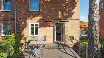 Deluxe Apartment, Garden View | Outdoor dining