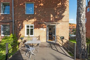 Deluxe Apartment, Garden View | Outdoor dining - Entry z ogrodem by Grand Apartments  (Sopot)