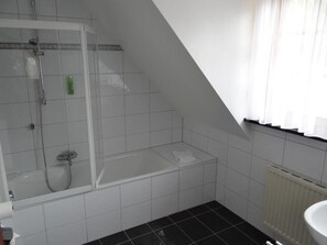Kahden hengen perushuone, näköala pihalle | Kylpyhuone | Suihku, ilmaiset hygieniatuotteet, hiustenkuivaaja, pyyhkeet