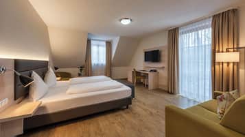 Comfort-Doppelzimmer, Blick auf den Innenhof | Zimmersafe, Schreibtisch, Verdunkelungsvorhänge, kostenloses WLAN