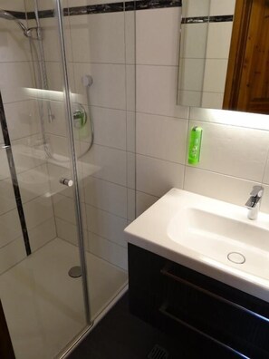 Single Room, Courtyard View | Bathroom