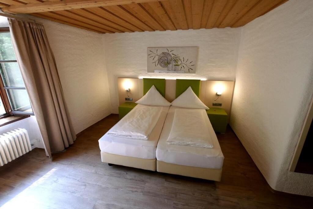 Basic Double Room, Courtyard View | In-room safe, desk, blackout drapes, free WiFi