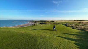 A golf course with a view of the ocean and a clear sky. - Tumbledown Croft.
Beautiful cottage in Aberdeenshire countryside near Cruden Bay (Hatton)